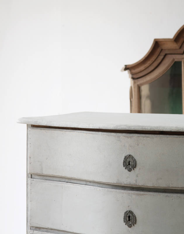 Early 18th century serpentine commode with three drawers and grey blue paint